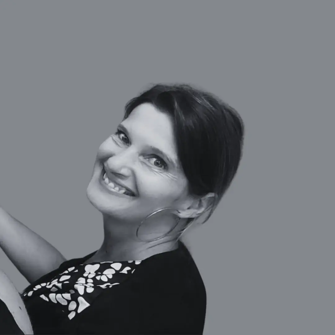 Nathalie, en noir et blanc, gérante et toiletteuse chez Cani Soins.